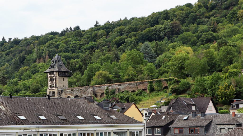 Blick über Oberwesel zur westlichen Stadtmauer