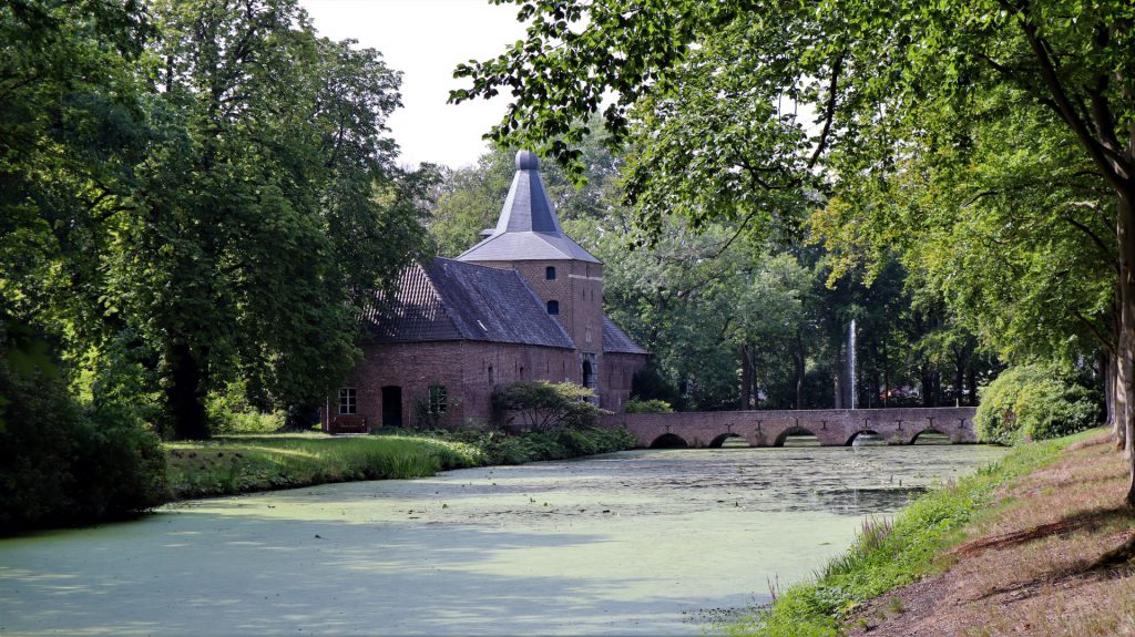 Wassergraben und Eingang Schloß Arcen