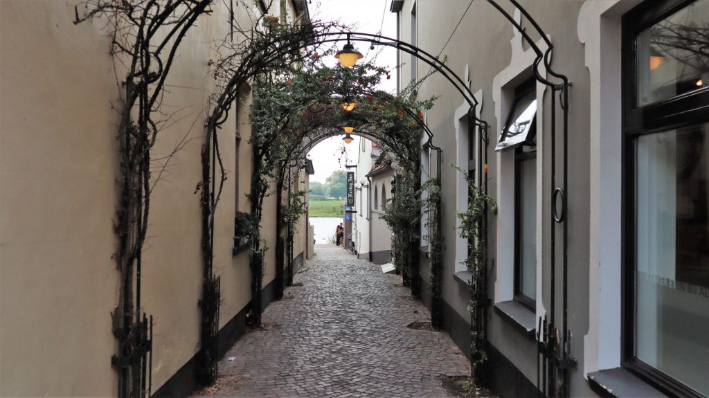 Gasse zur Maaspromenade Arcen