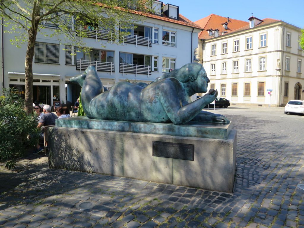Bamberg - Welterbestätte - Liegende mit Frucht von Fernando Botero