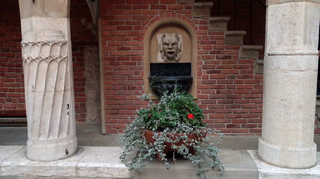 Brunnen im Innenhof Collegium Maius