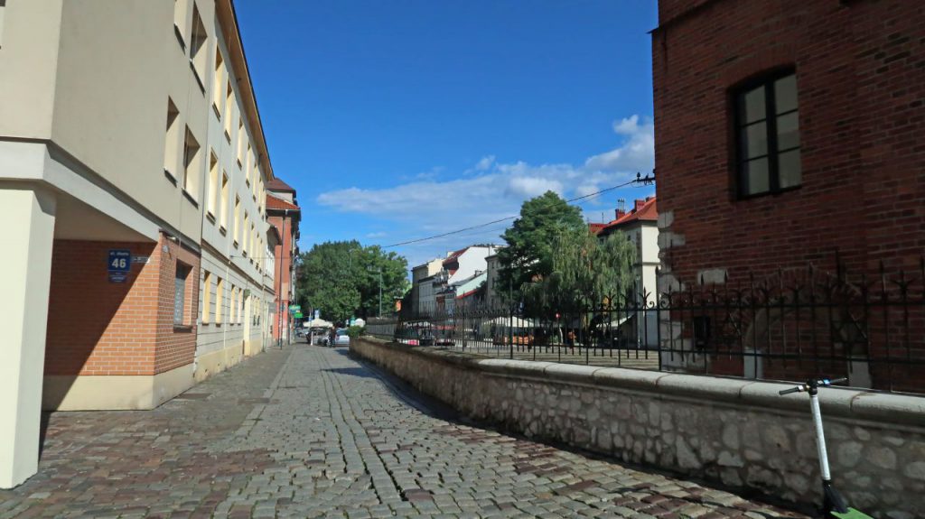 Blick auf den Vorplatz Alte Synagoge Stara