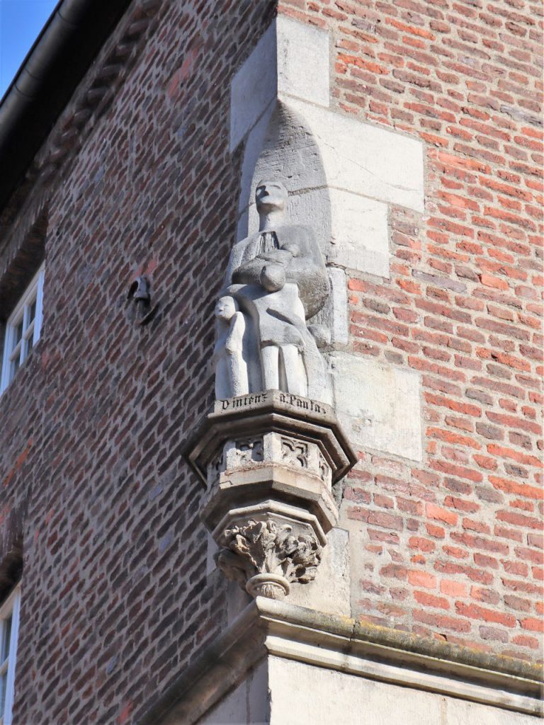 Steinfigur am Haus Nievenheim