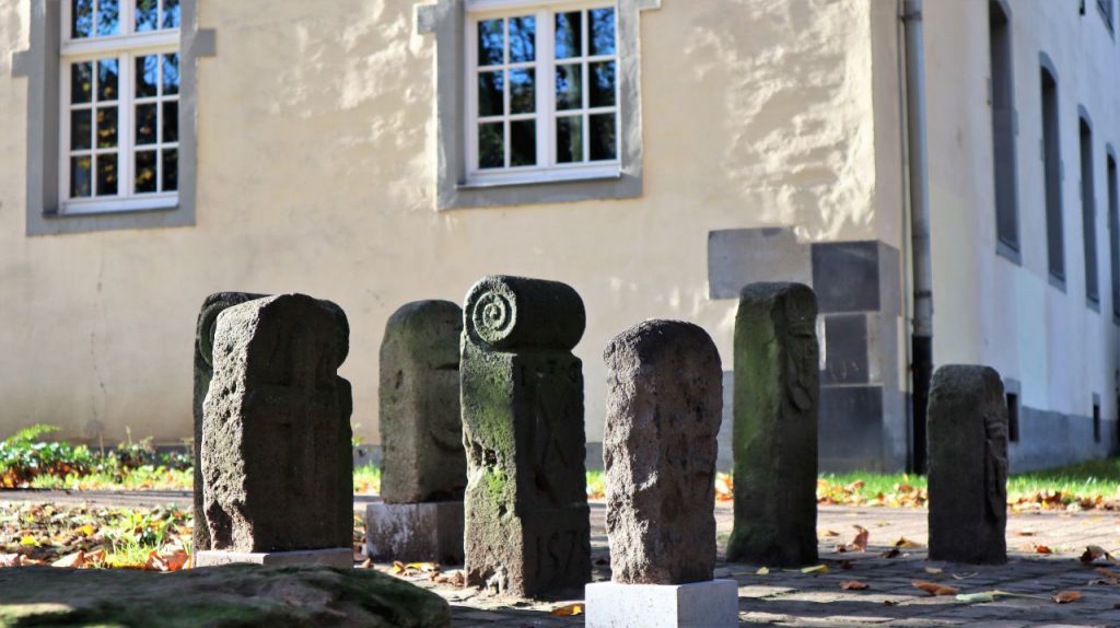 Wegesteine am Franziskanerkloster