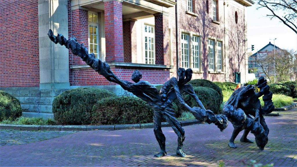 Ehemalige Sparkasse mit Skulptur