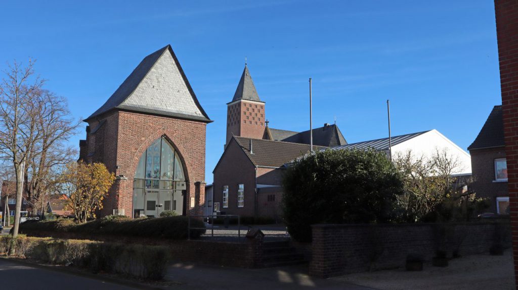 Chörchen und Kath. Pfarrkirche St. Nikolaus Kempen