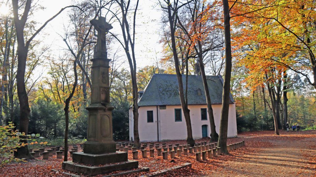 Pilgerbänke an der Irmgardis Kapelle