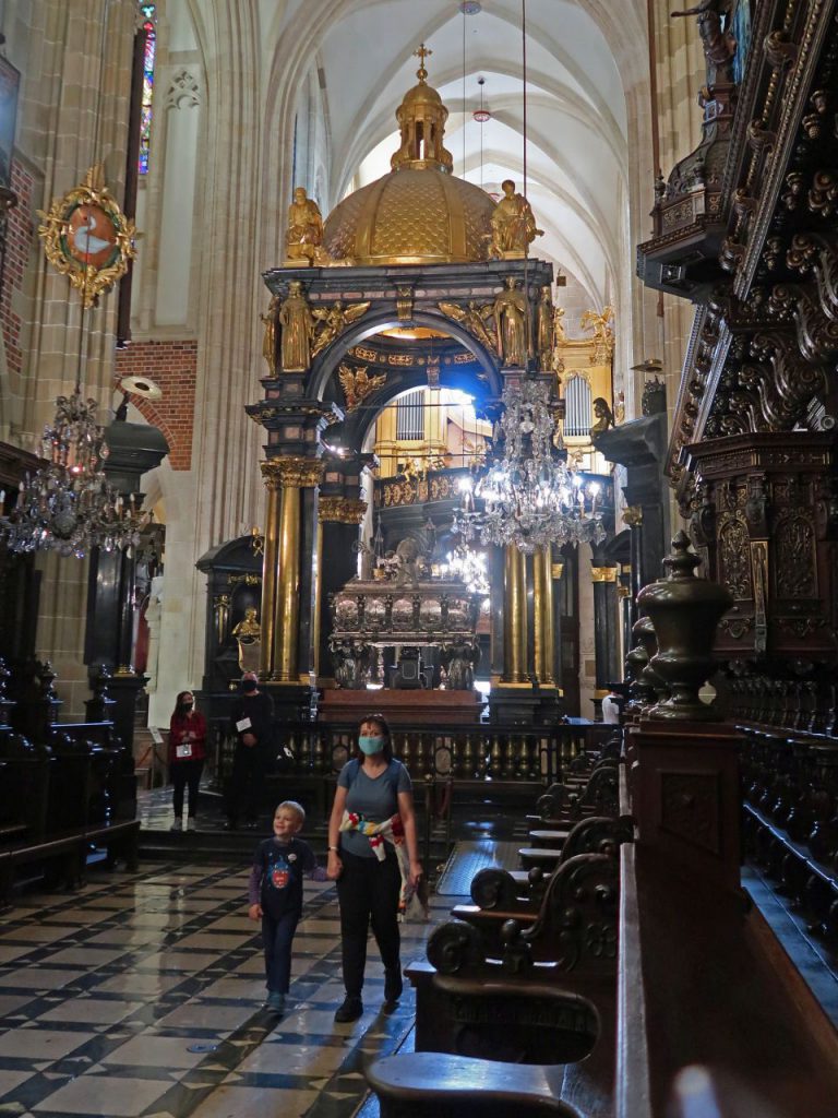 Im Hauptschiff der Kathedrale