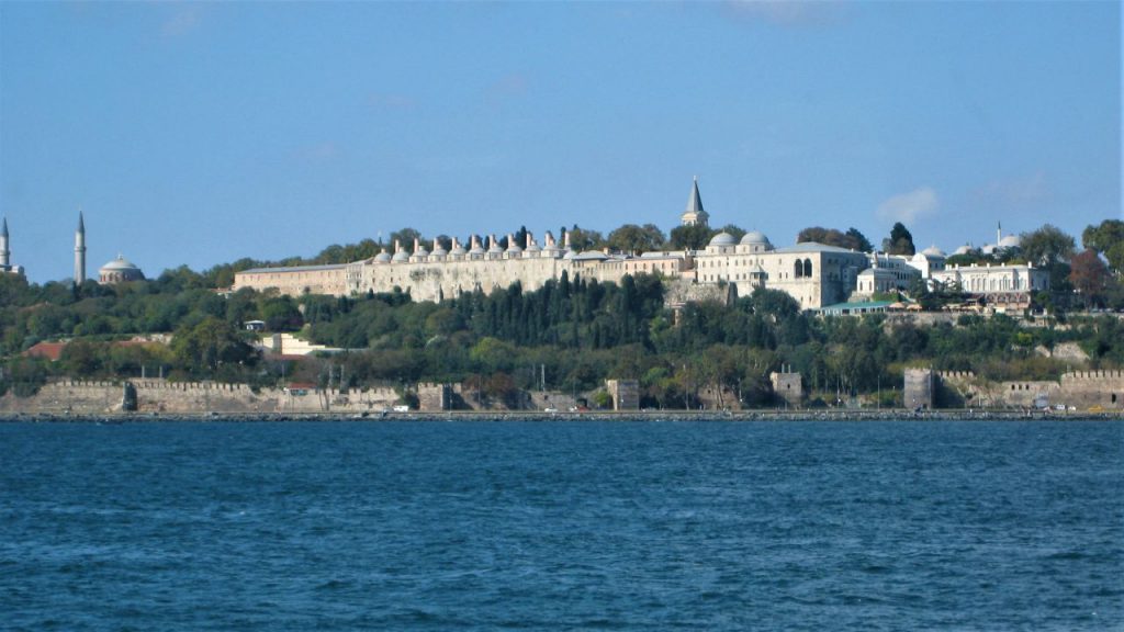 Blick vom Bosporus auf Topkapi Palast und Hagia Sofia