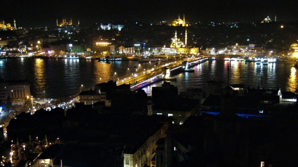 Galata-Brücke bei Nacht