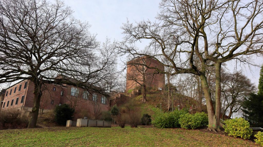 Burg Wassenberg mit Bergfried