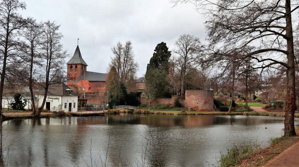 Ehemaliger Kahnweiher mit Pfarrkirche