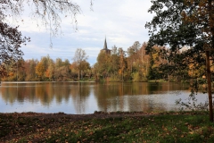 Borner See mit Pfarrkirche Born