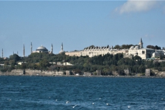 Blick vom Bosporus auf Topkapi Palast und Hagia Sofia