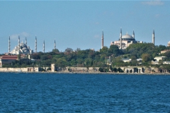 Blick vom Bosporus auf Hagia Sofia und Sultan Ahmed Moschee