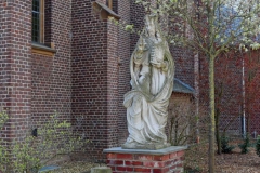 Muttergottesfigur an Kapelle des Krankenhauses Maria Hilf