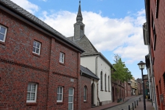 Lange Straße mit evangelischer Kirche