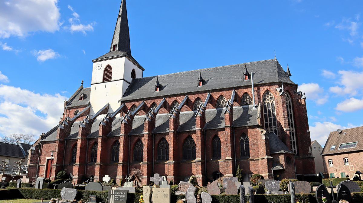 Kirche Kirche St. Nikolaus Gangelt Friedhofsansicht