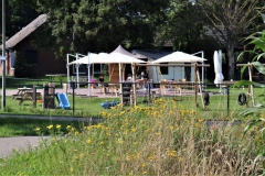 Eisstand mit Streichelzoo auf niederländischer Seite