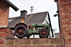 Traktor auf der Mauer