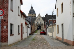 Blick von der Pfarrkirche zum Schloss Hülchrath