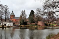 Ehemaliger Kahnweiher mit Pfarrkirche