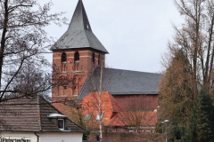 Ehemaliger Kahnweiher mit Pfarrkirche