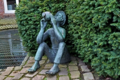 Skulptur im Kräutergarten