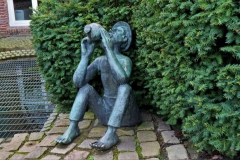 Skulptur im Kräutergarten