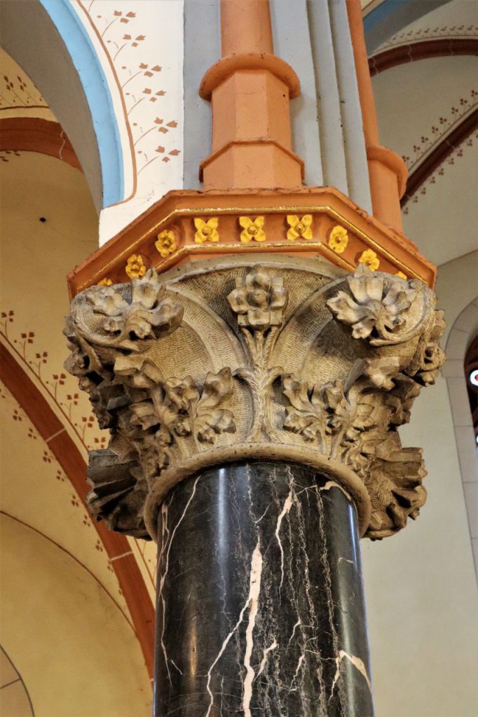 Säule mit Ornamenten in St. Martinus