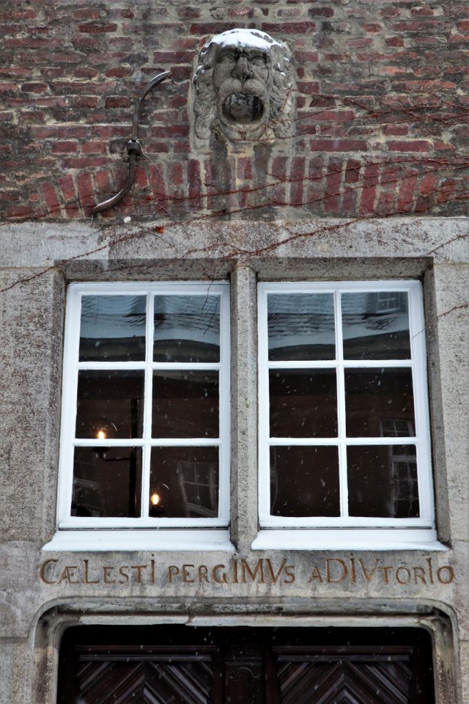 Wandskulptur im Innenhof Rathaus