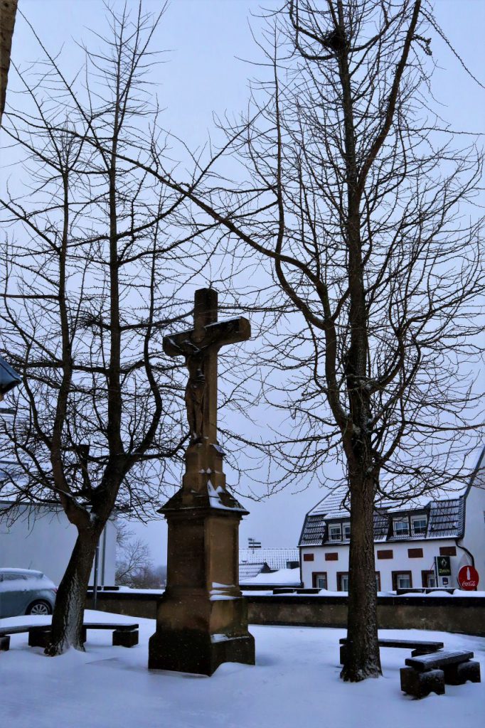 Kreuz am Kirchplatz