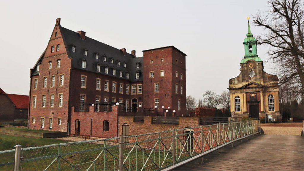 Hauptgebäude und Schlosskapelle