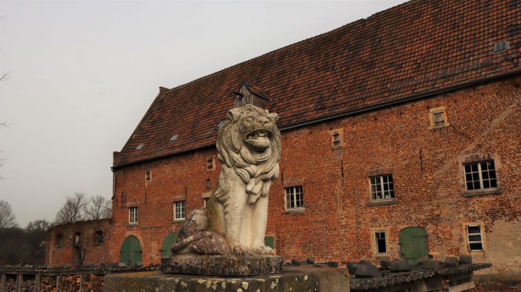 Torlöwe und Wirtschaftsgebäude Wasserschloss Diersfordt