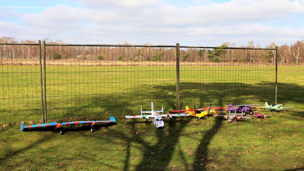 Flugzeugmodelle am Modellflugplatz NSG Groote Heide