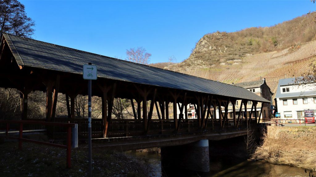 Überdachte Holzbrücke bei Laach