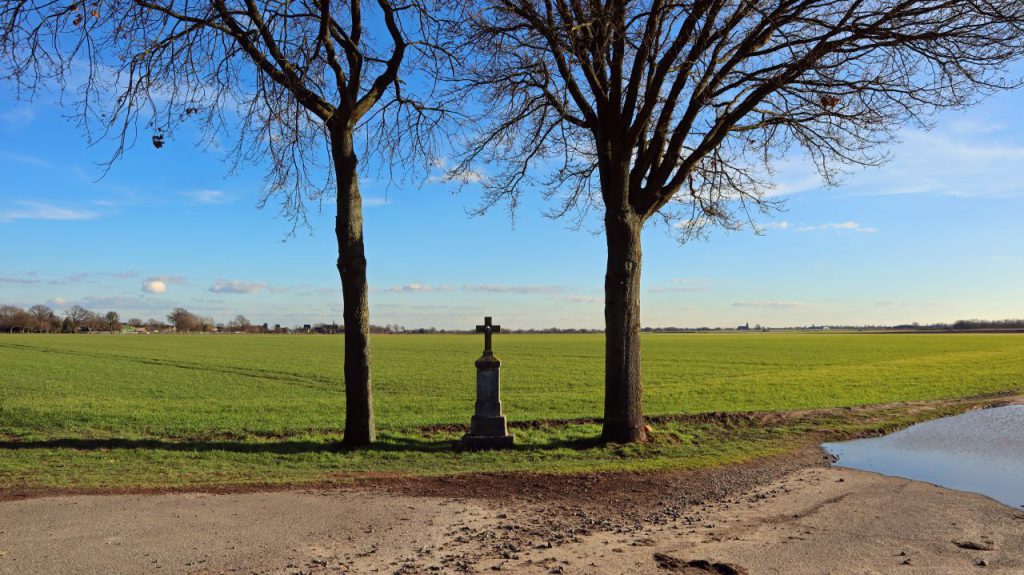 Feldkreuz Nähe Wanderparkplatz Grotenrath