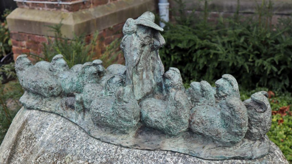 Skulptur Schäfer mit Schafherde an der Pfarrkirche