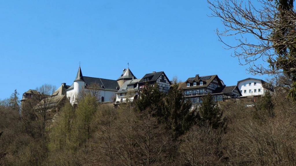 Blick zur Wildenburg vom Manscheiderbach