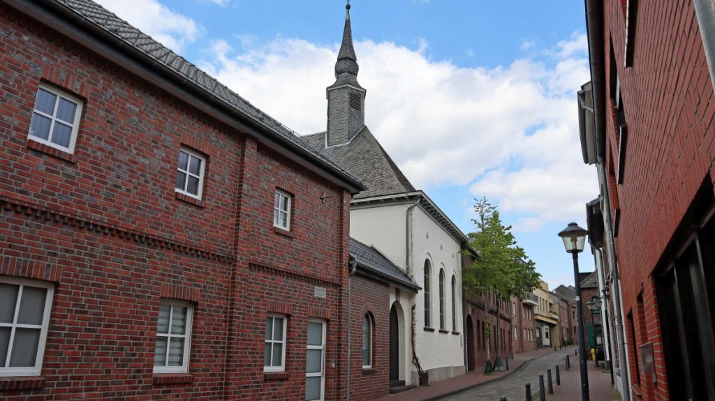 Lange Straße mit evangelischer Kirche