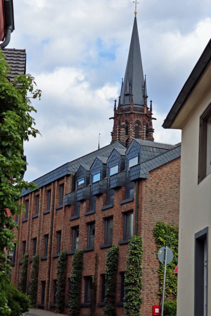 Rückseite Rathaus und Turm Schwalmtaldom