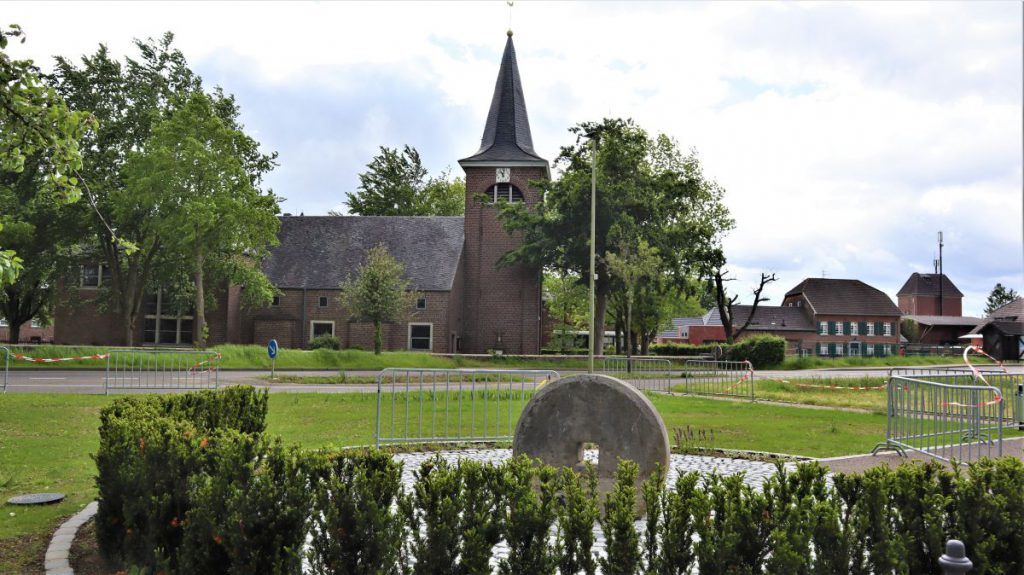 Rickelrather Anger mit Kirche