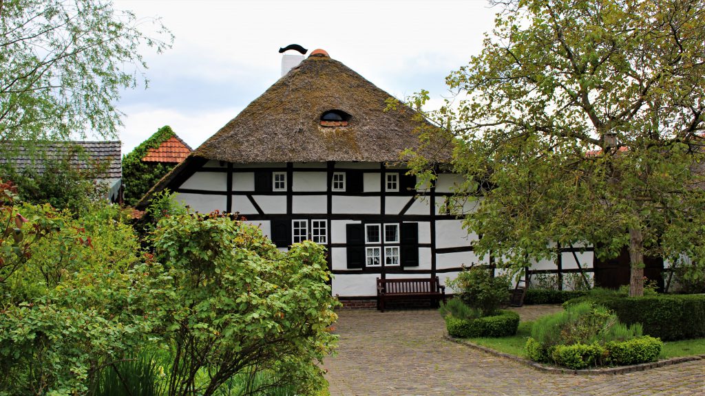 Reetgedecktes Fachwerkhaus Schwaamer Straße