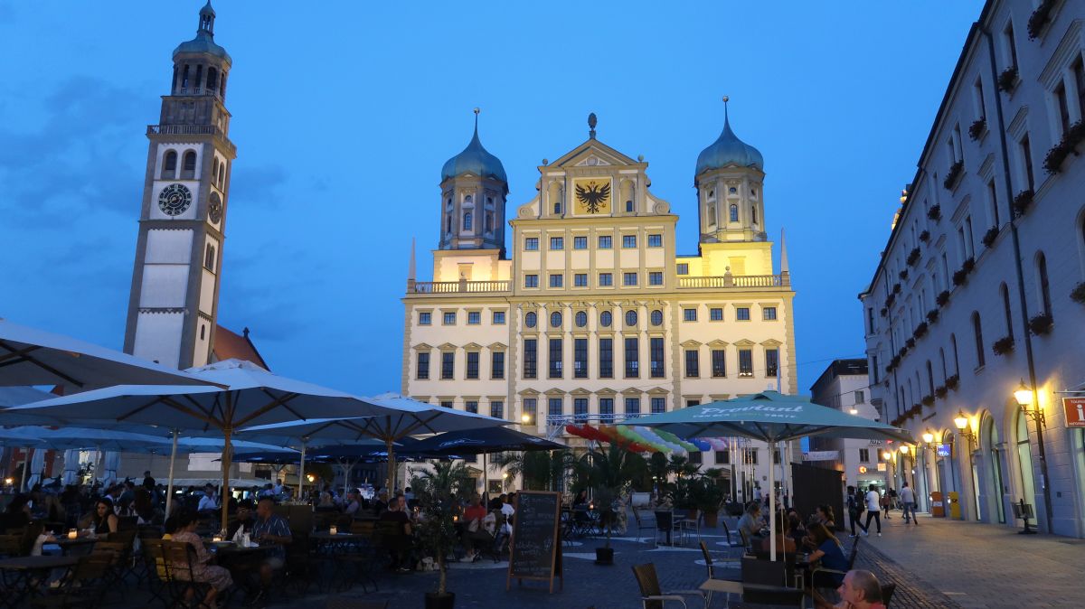 Rathaus mit Rathausturm am Abend