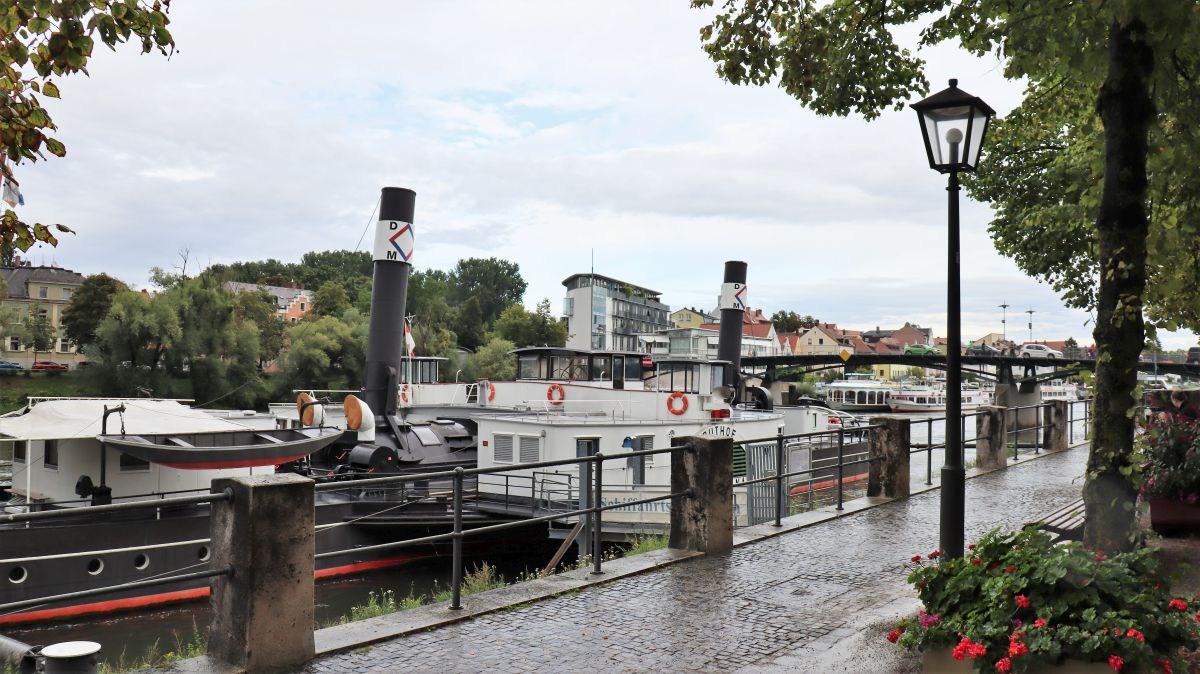 Alte Dampfschiffe am Donauufer