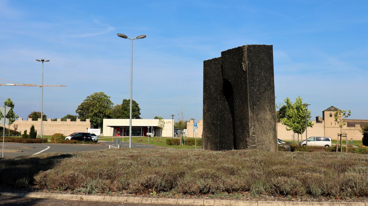 Nibelungenplatz mit Eingang APX