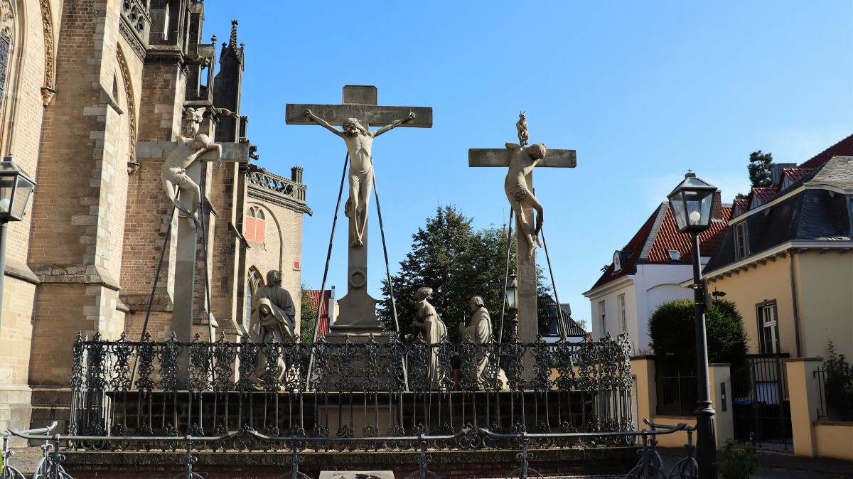 Kreuzigunggruppe am Dom St. Viktor