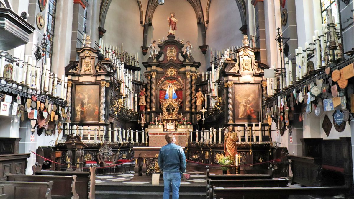 Altarraum in der Kerzenkapelle