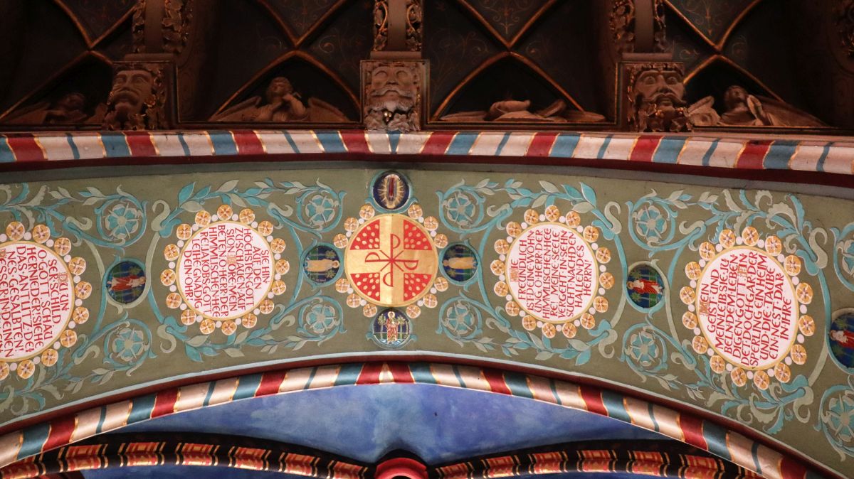 Deckenbemalung im Eingangsbogen Marien Basilika