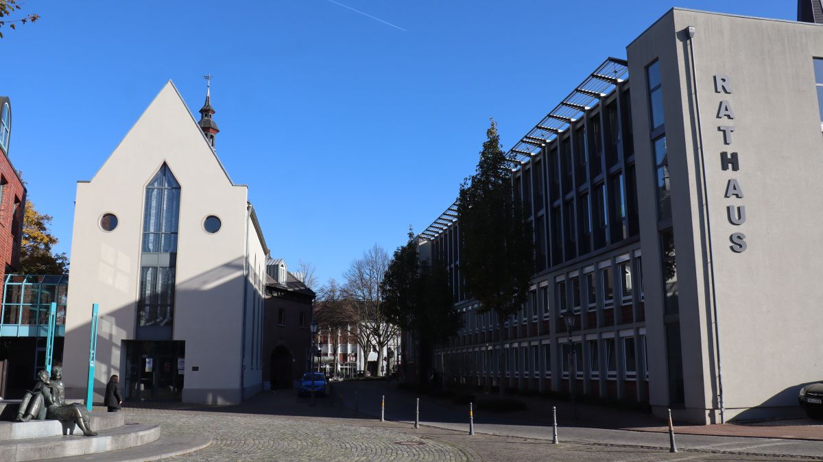 Leonhardskapelle und Rathaus Erkelenz